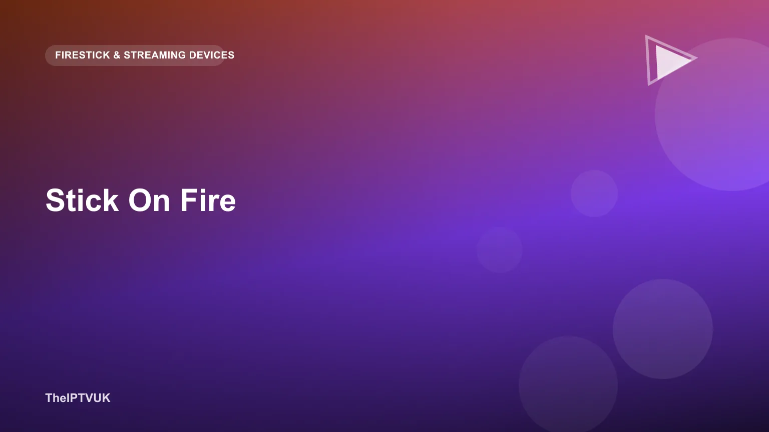 Amazon Fire Stick mit Fernbedienung an einem Fernseher angeschlossen