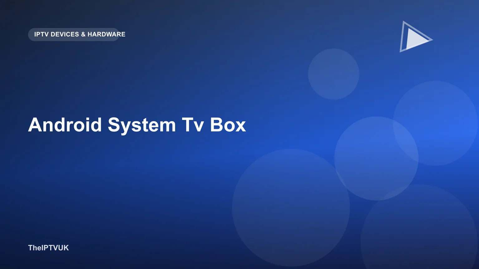 Kleine schwarze Android System TV Box neben einer Fernbedienung vor einem Fernseher