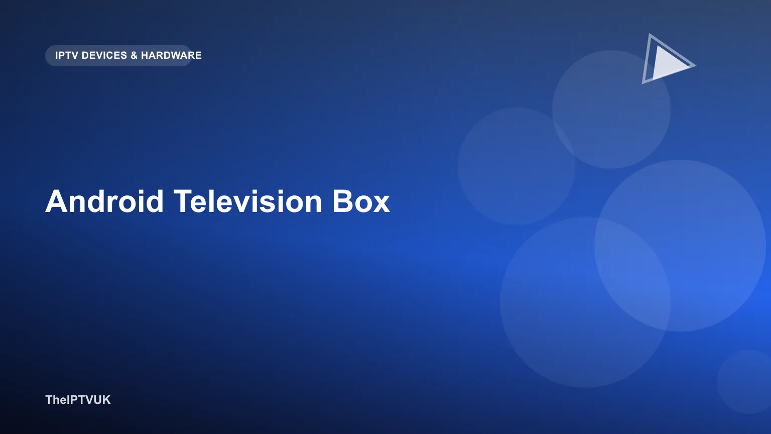 Kompakte Android Television Box mit Fernbedienung vor einem Fernseher
