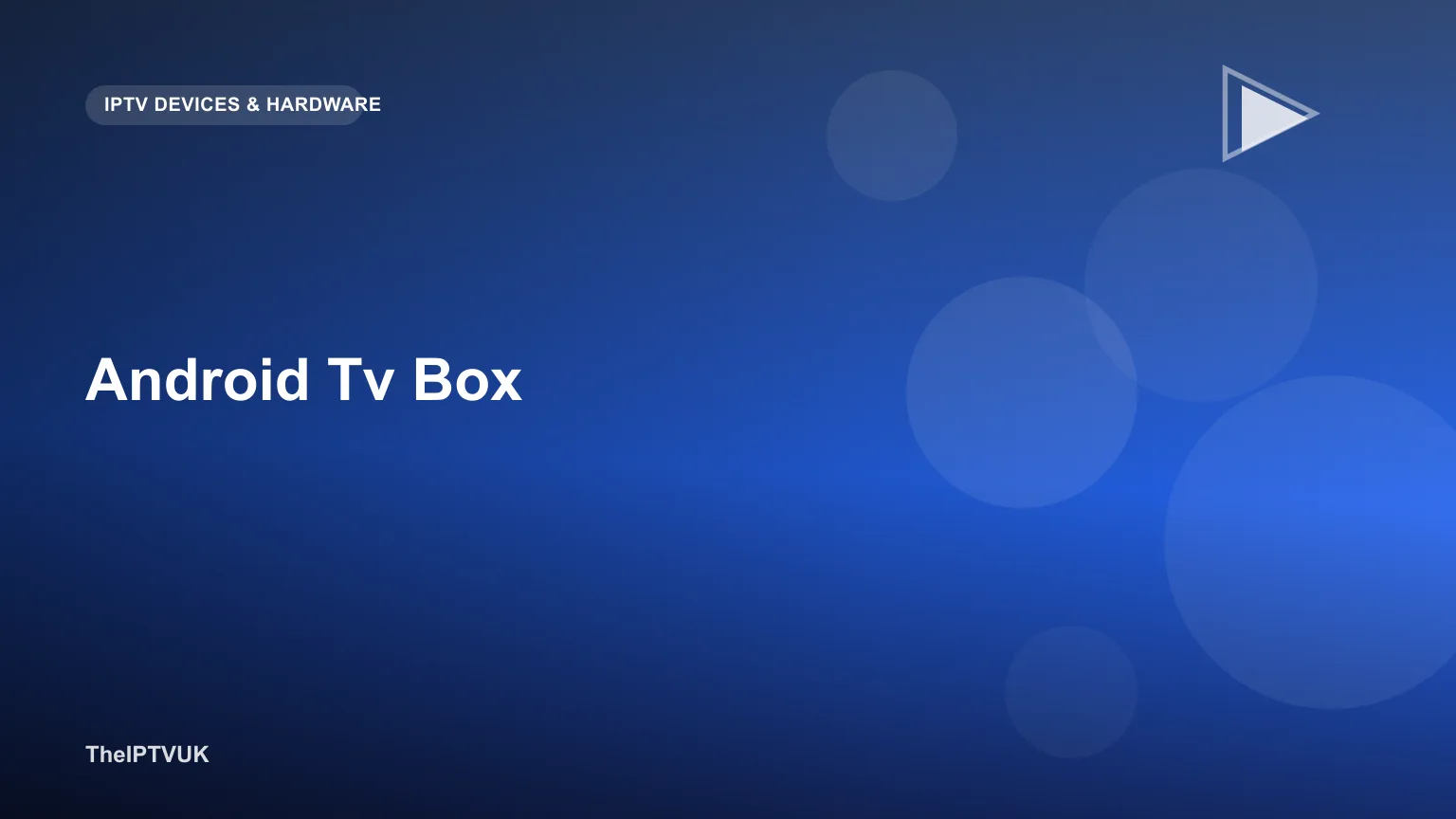 Android TV Box mit Fernbedienung vor einem Fernseher