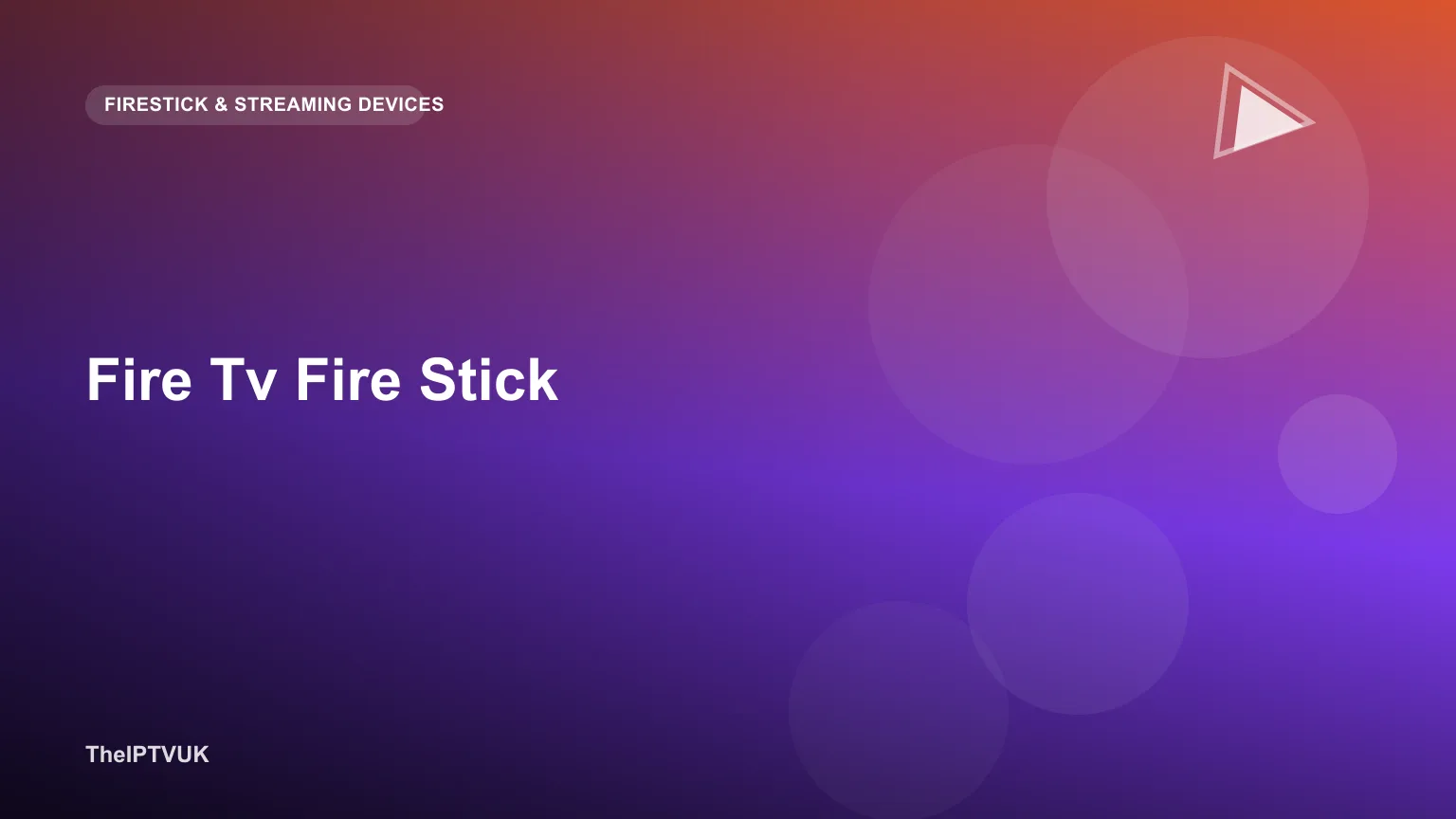Fire TV Cube und Fire TV Stick nebeneinander zum Vergleich vor einem Fernseher