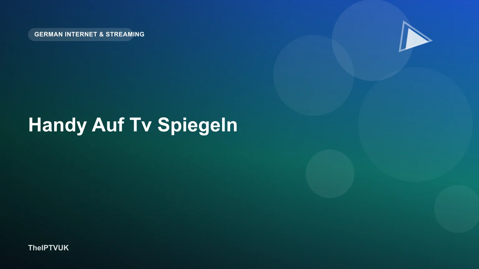 Smartphone spiegelt seinen Bildschirm drahtlos auf einen Fernseher im Wohnzimmer