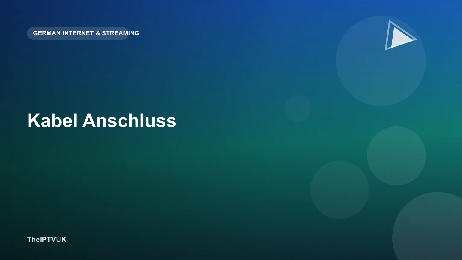 Kabelanschluss-Dose an einer Wohnzimmerwand mit angeschlossenem Kabel