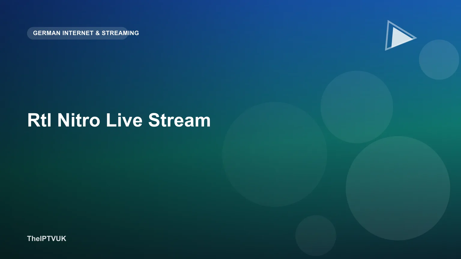 Smartphone und Fernseher zeigen einen Live-Stream im Wohnzimmer