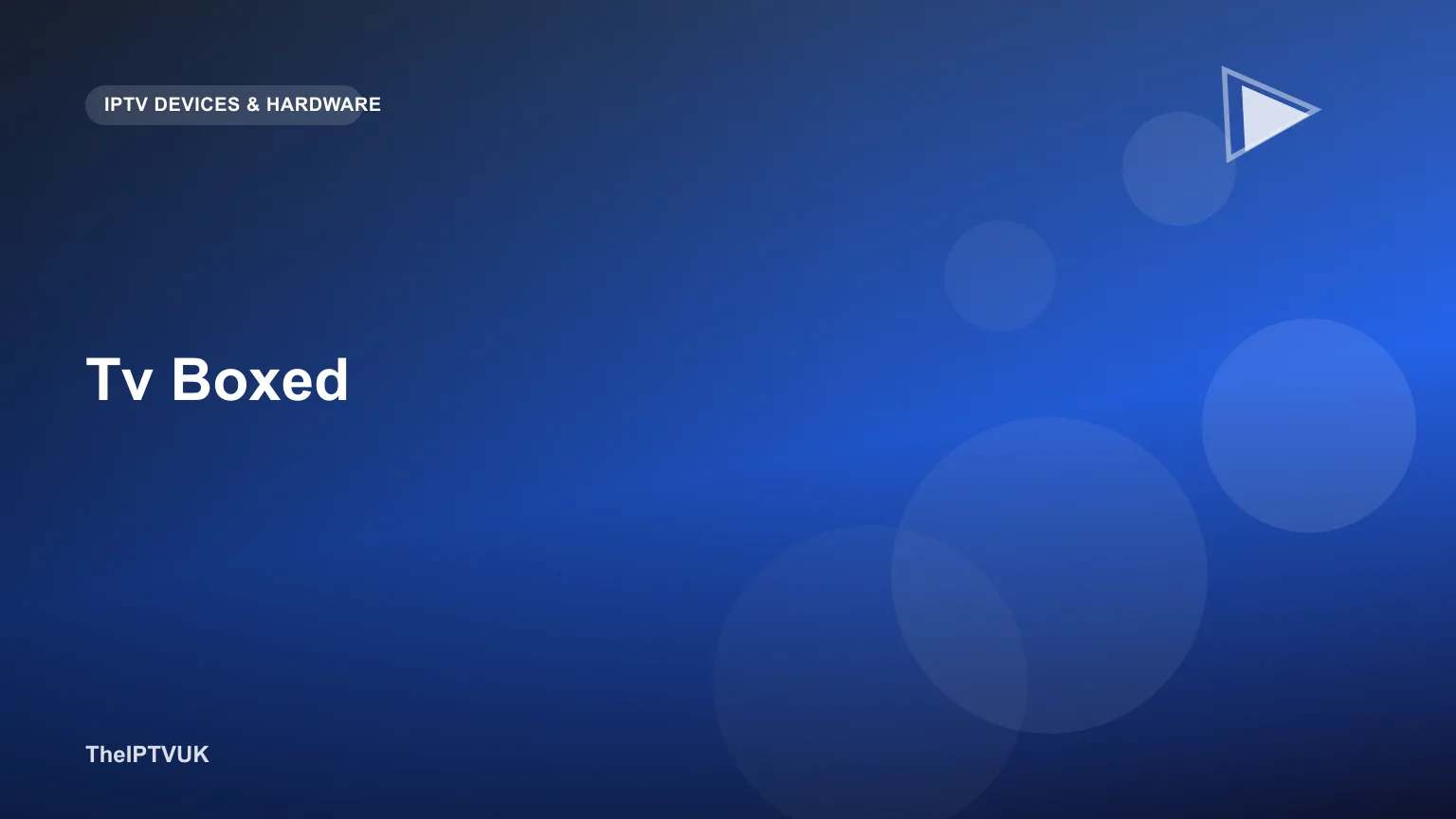 Kompakte TV Box mit Fernbedienung vor einem Fernsehbildschirm