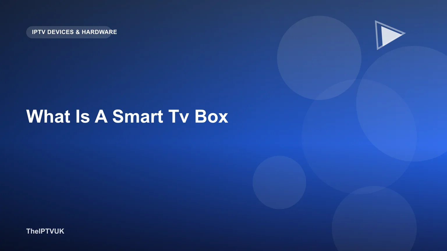 Kleine Smart-TV-Box wird an einen Fernseher angeschlossen